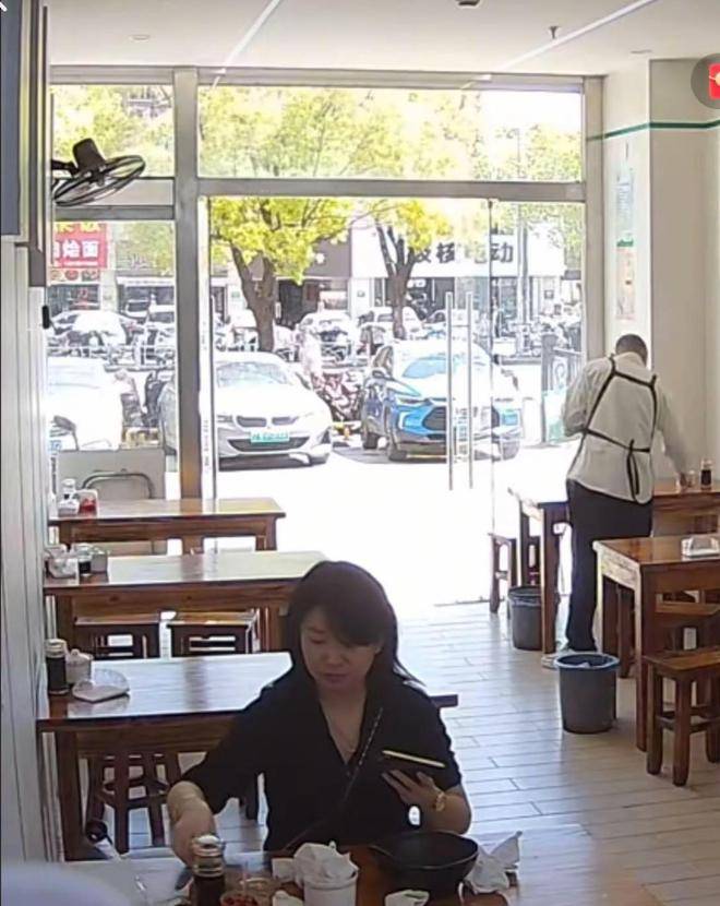 ：真实身份被扒骂人往事被爆出网友炸锅！麻将胡了模拟器试玩上海“鼻涕姐”后续(图4)