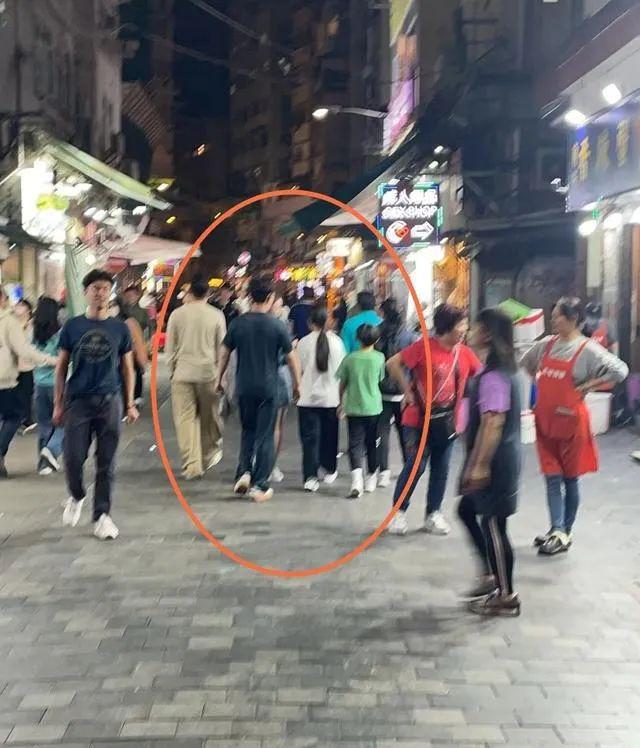 ！小玥儿打扮遭吐槽路人曝真正相处细节PG麻将胡了汪小菲一家四口香港游玩(图1)