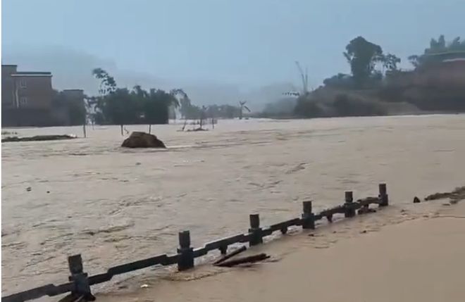 遇罕见洪水！广西多地有人洪水被困麻将胡了模拟器试玩广西玉林北流遭(图3)