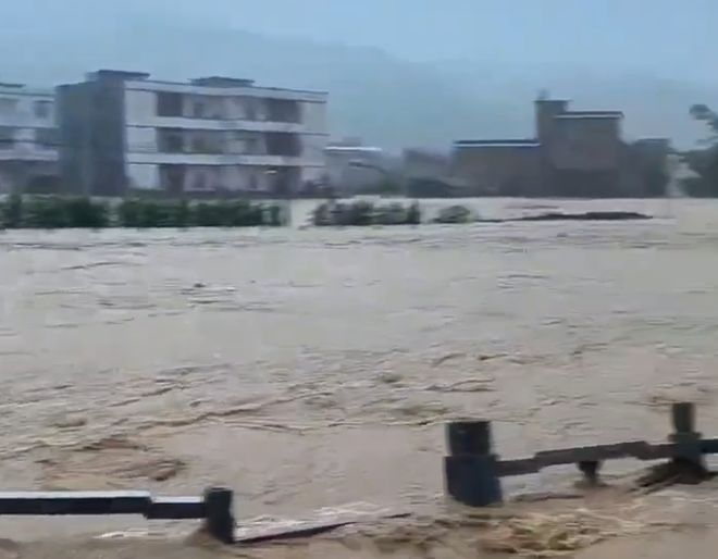 遇罕见洪水！广西多地有人洪水被困麻将胡了模拟器试玩广西玉林北流遭(图4)