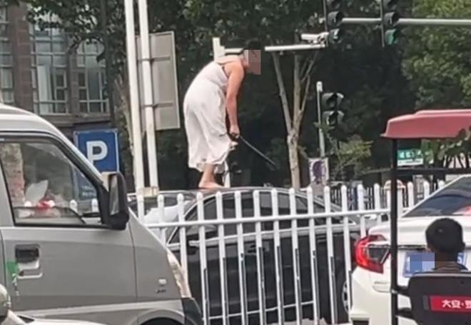 辆轿车通报：系精神病发作家属愿意承担赔偿PG电子麻将胡了2试玩女子持械当街打砸多(图2)